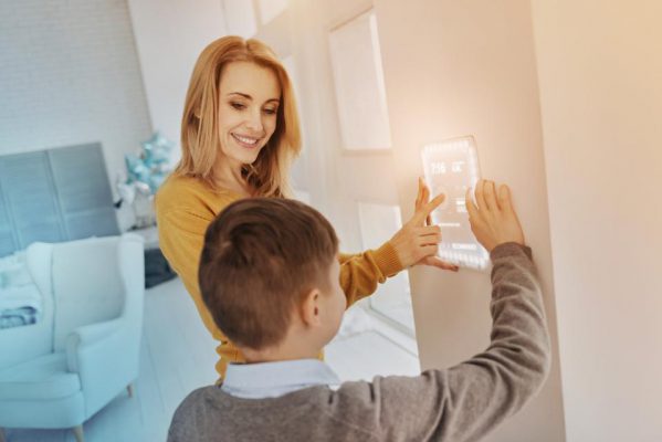 Các thành viên trong gia đình đều hào hứng khi sử dụng thiết bị smarthome