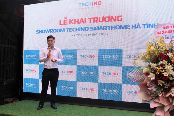 Ông Thiều Đăng Tuấn - Giám đốc showroom Techino smarthome Hà Tĩnh phát biểu trong buổi khai trương