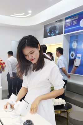 Khách hàng thích thú trải nghiệm thiết bị nhà thông minh tại showroom Techino smarthome Hà Tĩnh