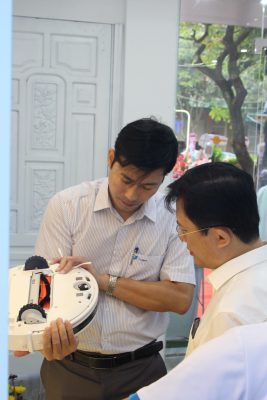 Khách hàng thích thú trải nghiệm thiết bị nhà thông minh tại showroom Techino smarthome Hà Tĩnh
