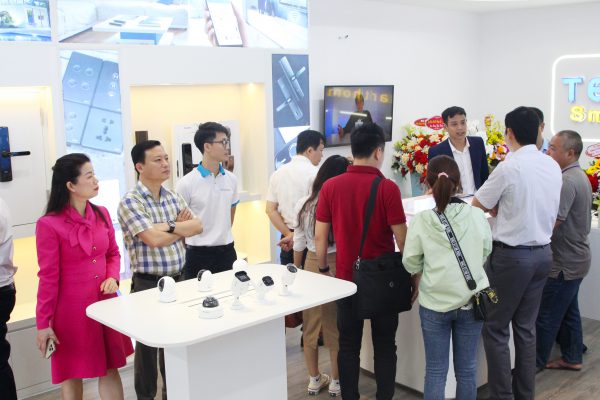 Khách hàng thích thú trải nghiệm thiết bị nhà thông minh tại showroom Techino smarthome Hà Tĩnh