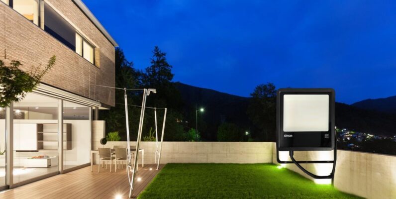 Đèn pha led FL30 là lựa chọn chiếu sáng ngoài trời của nhiều công trình