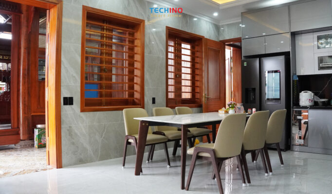 Phòng khách được trang bị dàn công tắc màu đen sang trọng 