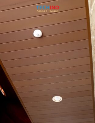 Cảm biến chuyển động Lumi được gắn ở hiên nhà