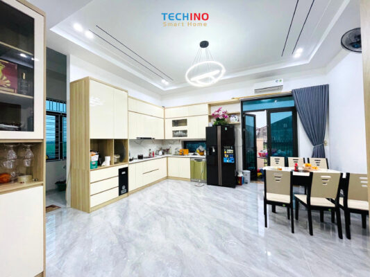 Khu vực bếp mở trang bị nhiều món gia dụng thông minh