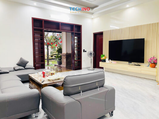 Không gian phòng khách rộng rãi của căn biệt thự thông minh