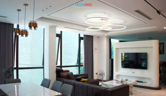 Phong khách hoành tráng được tô điểm với các thiết bị nhà thông minh do Techino SmartHome lắp đặt
