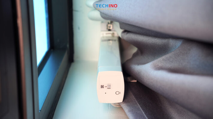 Động cơ Lumi được lắp đặt gọn gàng sau rèm