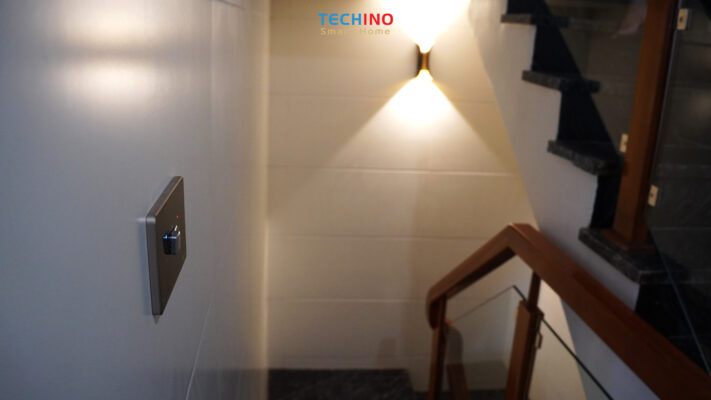 Công tắc thông minh tích hợp cảm biến được lắp đặt ở khu vực cầu thang