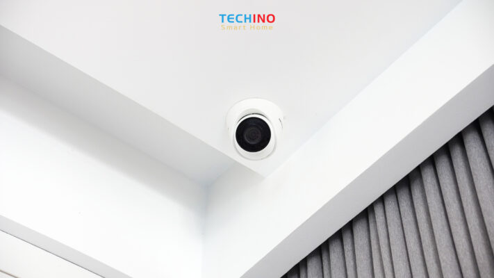Camera an ninh được gắn ở ngoài sân và phòng khách