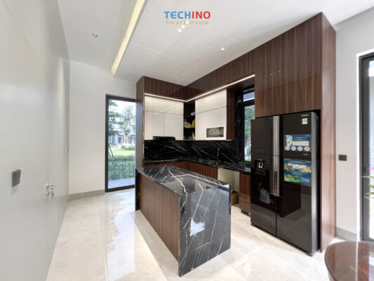Khu vực bếp với tone màu đen - nâu sang trọng 