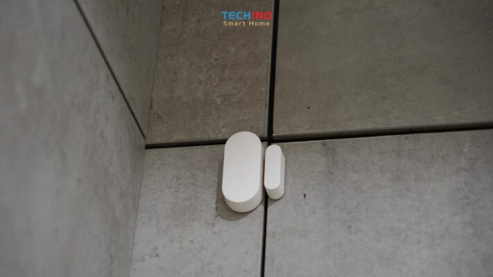 Cảm biến phát hiện chuyển động được gắn tại khu vực cửa ra vào